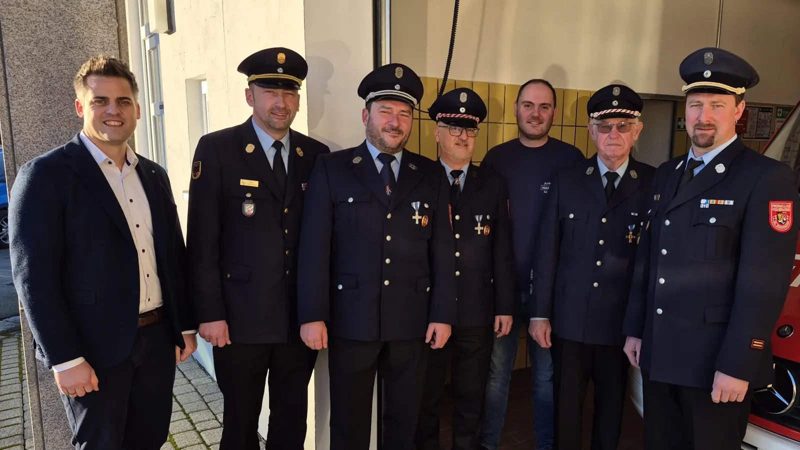 Bürgermeister Rudolf Teplitzky, Kreisbrandrat Christian Demleitner, Erster Kommandant Gottfried Berger, Vorsitzender Holger Most, Zweiter Kommandant Dominik Rückl, zweiter Vorsitzender Josef Dausch und Kreisbrandmeister Peter Killermann (von links). (Bild: Gottfried Berger)