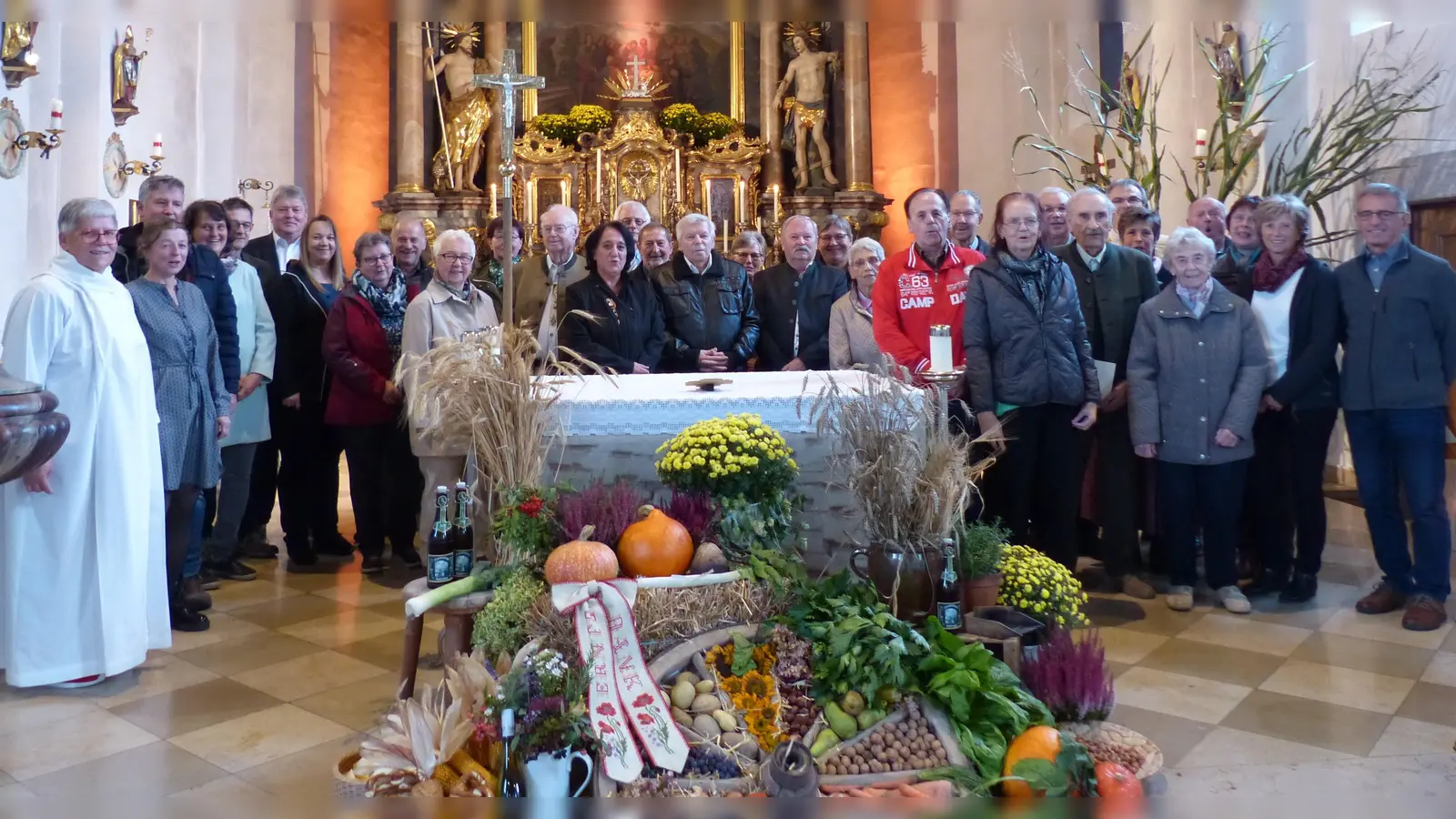 Gruppenbild der Ehejubilare (Bild: Roswitha Heining)