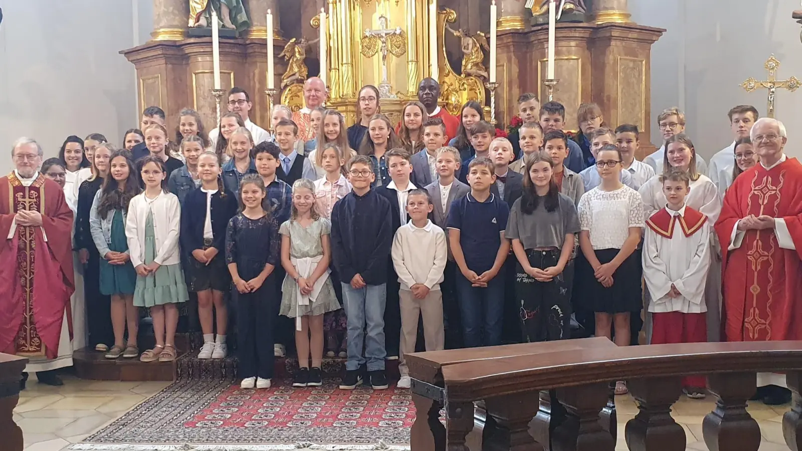 39 Firmlinge erhielten in der Pfarrkirche St. Georg das Sakrament der Firmung. Links Firmspender Domkapitular Josef Ammer, rechts Stadtpfarrer Josef Häring.  (Bild: mas/exb)