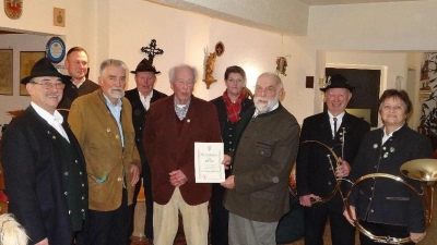 Im Bild von links: Egid Kellner, Hans Rösch, Georg Lippert, Dr. Wolfgang Schinner, Christa Kellner, im Hintergrund Bläsergruppe Hohes Fichtelgebirge. (Bild: Gerhard Schraml)