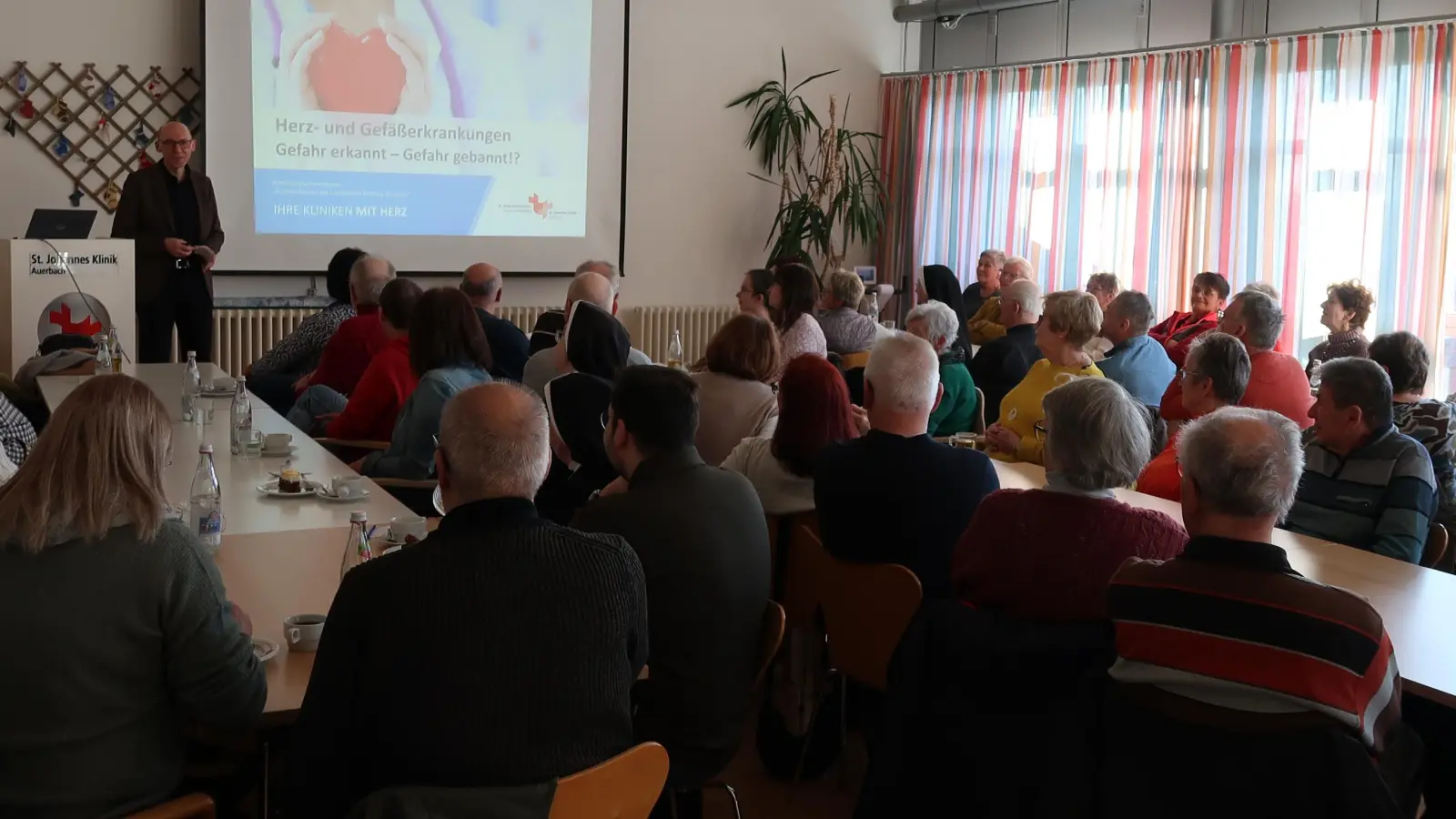 Dr. Edmund Goß bei der Veranstaltung Herz und Gefäßerkrankung vom Förderverein St. Johannes Klinik und Rettungswache Auerbach.<br> (Bild: Horst Müller)