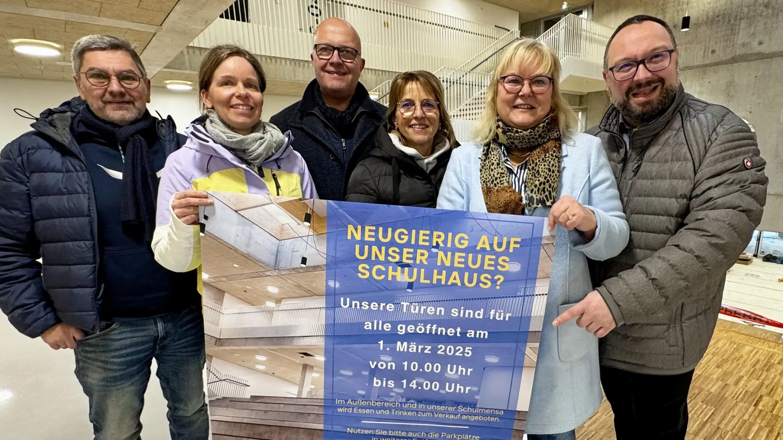 Erleichtert und stolz, dass ein gigantisches Bauprojekt sein Ende findet: Schulleiter Holger König (rechts) lädt mit seiner erweiterten Schulleitung sowie allen Lehrkräften zum Tag der offenen Tür in die neu erbaute Realschule Kemnath ein. (Bild: Walter Thurn)