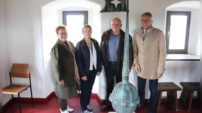 Bürgermeister Franz Stahl (rechts) mit Spenglermeister Helmut Kipferl sowie den Gästeführerinnen Christina Zapf und Cornelia Stahl (von rechts) im obersten Turmzimmer. Davor ist die dort ausgestellte alten Turmspitze zu sehen. (Bild: Mirko Streich)