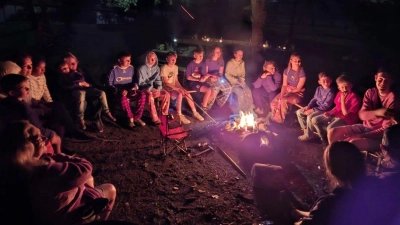 Am Lagerfeuer wurden Witze und Geschichten erzählt, sowie lustige Wortreimspiele gespielt.  (Bild: Andrea Schwägerl)