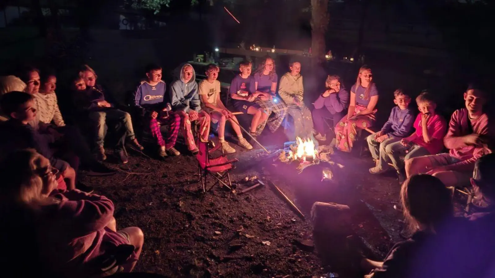 Am Lagerfeuer wurden Witze und Geschichten erzählt, sowie lustige Wortreimspiele gespielt.  (Bild: Andrea Schwägerl)