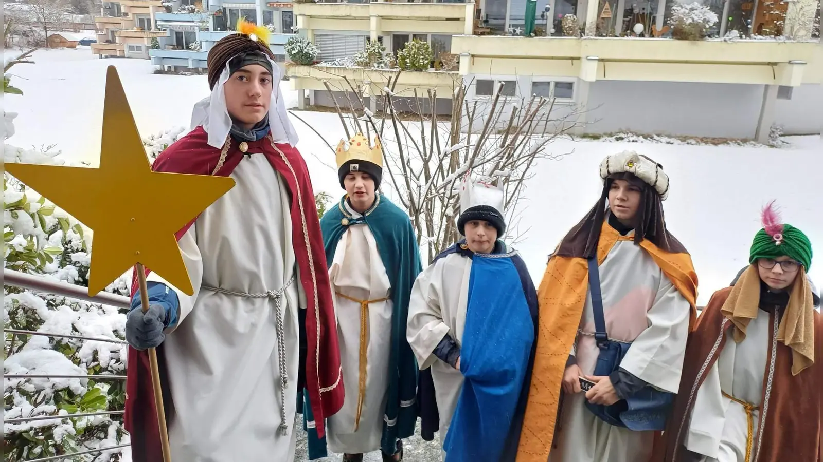 Von Freitag bis zum Dreikönigstag waren die Sternsinger im Hirschauer Stadtgebiet, in Weiher, Krickelsdorf und Ehenfeld unter dem Leitwort „Erhebt eire Stimme! Sternsingen für Kinderrechte“ von Haus zu Haus unterwegs.  (Bild: Werner Schulz)