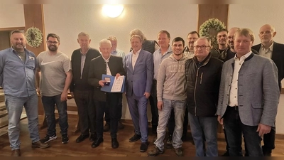 Die gewählten Mitglieder und Ehrengäste (von links) Josef Ruhland, Matthias Meier, Reiner Wolfrath, Rudolf Deml, Arno Beuler, Hans-Jürgen Meller, Alois Decker, Matthias Schmidt, Fabian Ott, Josef Fuchs, Karl Held, Rainer Scheitinger, Reinhold Ott, Bürgermeister Markus Schiesl und Dr. Thomas Ring. <br><br> (Bild: Ludwig Dirscherl )