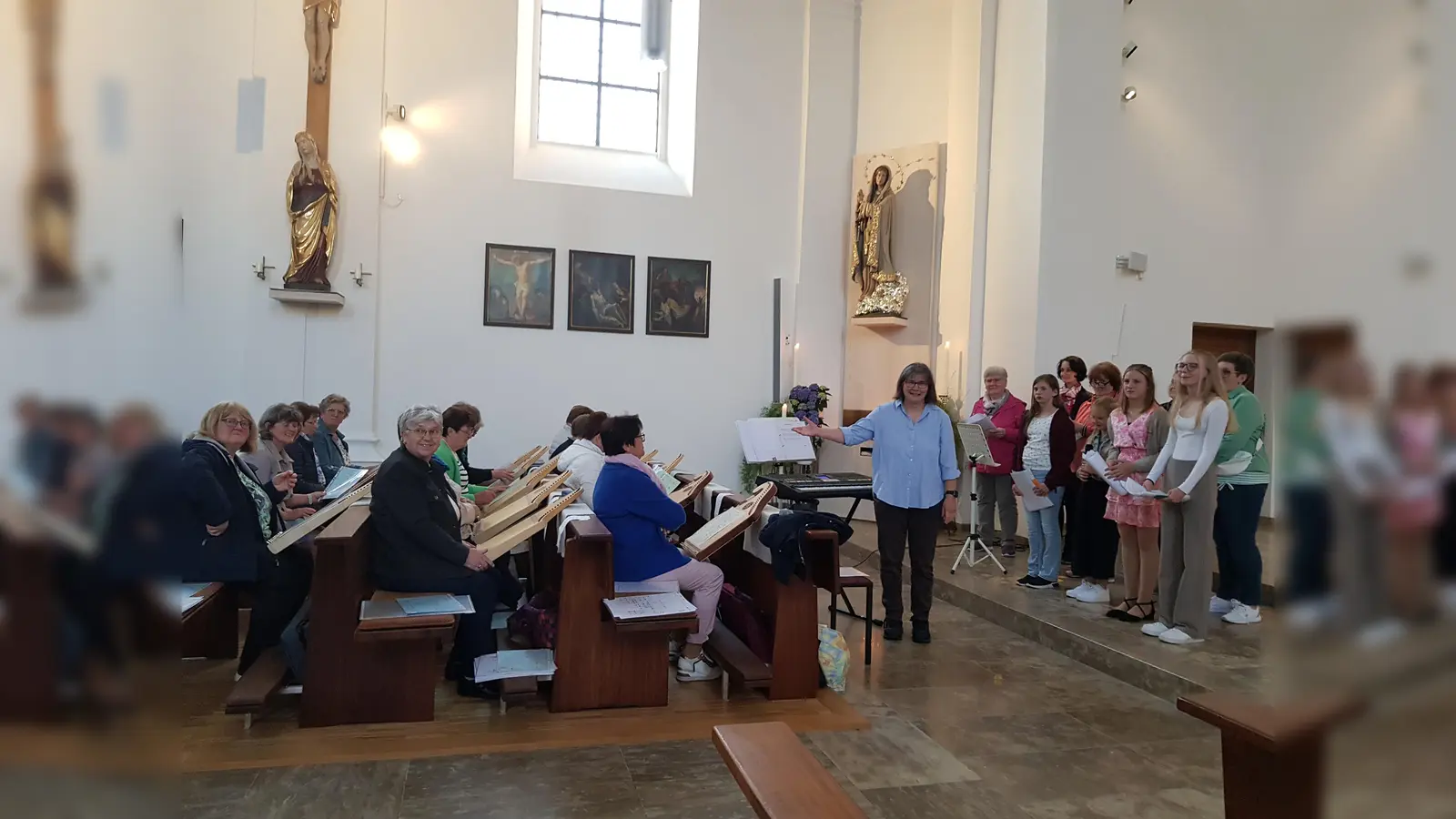 Aufmerksam lauschten die zahlreichen Besucher den Darbietungen der Veeh-Harfen-Gruppe und den Sängerinnen unter der Leitung von Petra Zielbauer in der Pfarrkirche anlässlich ihres 15jährigen Bestehens. Sie erhielten am Schluss großen Beifall.  (Bild: gi)