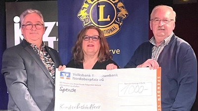 Leslaw Ostaszewski (links) und Andrea Schubert überreichen die Spende an Herbert Putzer. (Bild: Lions Club/exb)