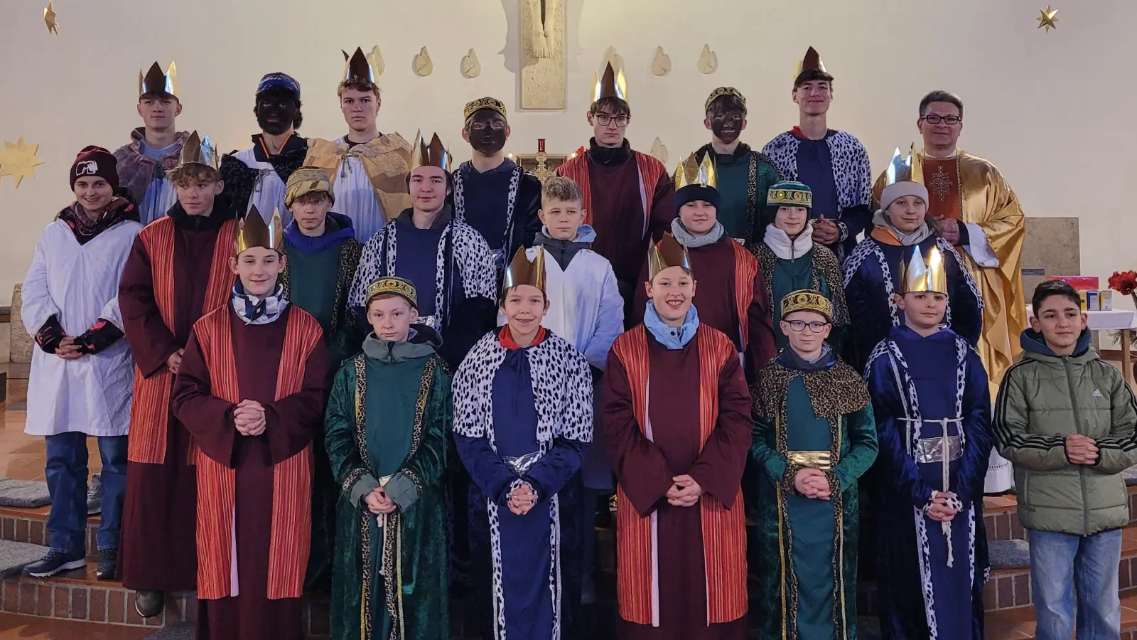 Die Sternsinger der Pfarrei Amberg-St. Konrad bei der feierlichen Aussendung.  (Bild: Adalbert-Nico Harrer)