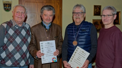 Geehrt wurden Altbürgermeister Johann Walbrunn (Zweiter von links) und Altstadtrat Hans Zehent (Zweiter von rechts).  (Bild: Thomas Enslein)