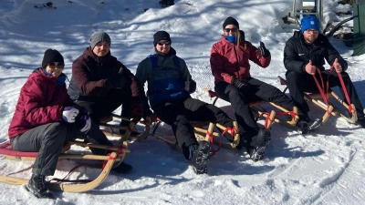 Gerne tauschten die Fußballer des TuS Rosenberg zwischendurch mal die Ski gegen Schlitten ein. (Bild: kok)