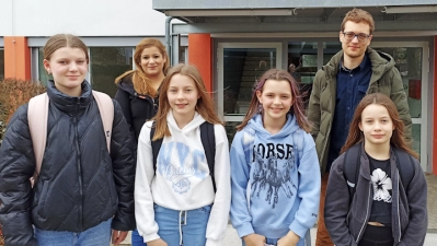 Magdalena Wurm, Emma Werner, Johanna Wurm, Katrina Mehler (vorne von rechts) sowie Jessica Müller und Felix Heindl (hinten von links) nach ihren bestandenen Prüfungen an der Berufsfachschule für Musik in Sulzbach-Rosenberg. (Bild: Anita Wurm/exb)