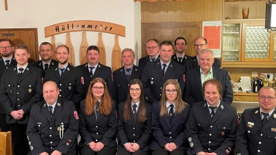 Die Wahl der Kommandanten stand an bei der Feuerwehr Zinst. Wiedergewählt als Erster Kommandant wurde Andreas Kausler (sitzend, rechts), sein Stellvertreter ist Tobias Kreuzer (sitzend links). Mit im Bild Ehrengäste, Vorstandschaft und Bürgermeister Günter Kopp (stehend rechts). (Bild: Gemeinde Kulmain/exb)