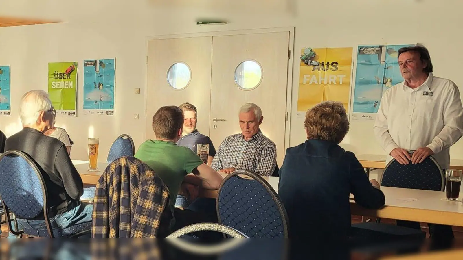  Vorsitzender Reinhold Ziermeier (rechts) erläutert den anwesenden Mitgliedern die Aktivitäten des Vereins. <br> (Bild: Helmut Kramer)