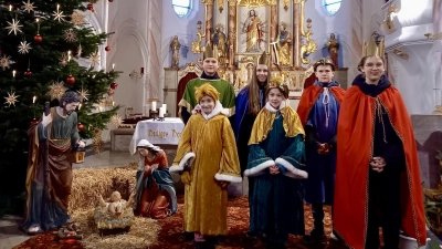 Bevor die Sternsinger in Kohlberg von Haus zu Haus ziehen, werden sie in der Kirche ausgesandt. (Bild: Pfarrer Varghese Puthenchira/exb)