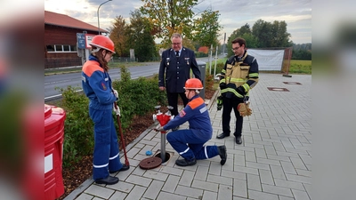 Zwei Mädchen und sieben Jungen der Jugendfeuerwehr Tirschenreuth absolvierten das Leistungsabzeichen Jugendflamme der Stufe II. (Bild: Feuerwehr Tirschenreuth/exb)