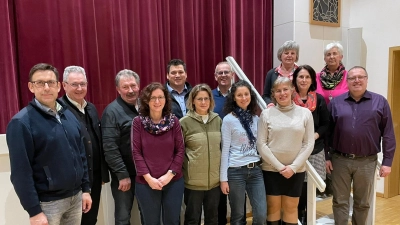 Die wiedergewählte Vorstandschaft unter Vorsitz von Bettina Irlbacher (3.von rechts) und Johann Dobler (3.von links) zusammen mit Pfarrer Hannes Lorenz (2.v.on links) und Kreisvorsitzendem Manfred Wendl (ganz rechts). <br> (Bild: Raphael Haubelt )