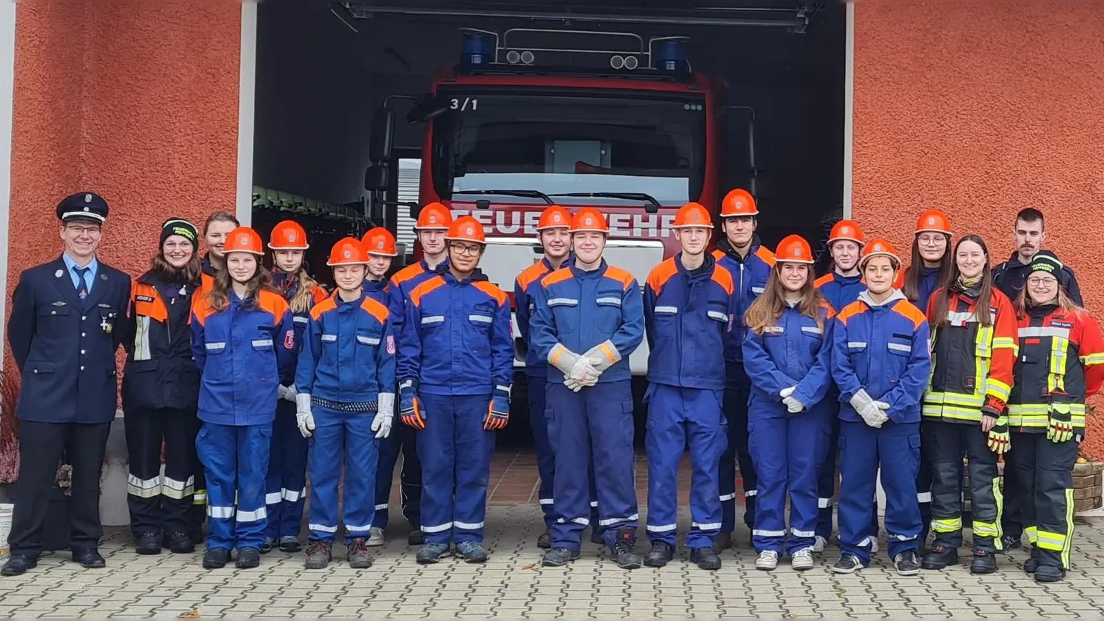 Von links: 2. Kommandant der Feuerwehr Poppberg Sven Hirschinger, Jugendwart Christina Herbst, Jugendwart Laura Stark.<br>Von rechts: Jugendwart Yvonne Schmid, Vertreter der Kreisjugendfeuerwehr Philipp Bublitz, Jugendwart Cornelia Wedel, zusammen mit den Jugendlichen der Freiwilligen Feuerwehren Poppberg und Schwend (Bild: Christina Herbst)