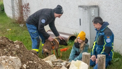 Zur Freude von allen, hat der Spürhund das „vermisste” Mädchen schnell gefunden  (Bild: Ernst Luber)