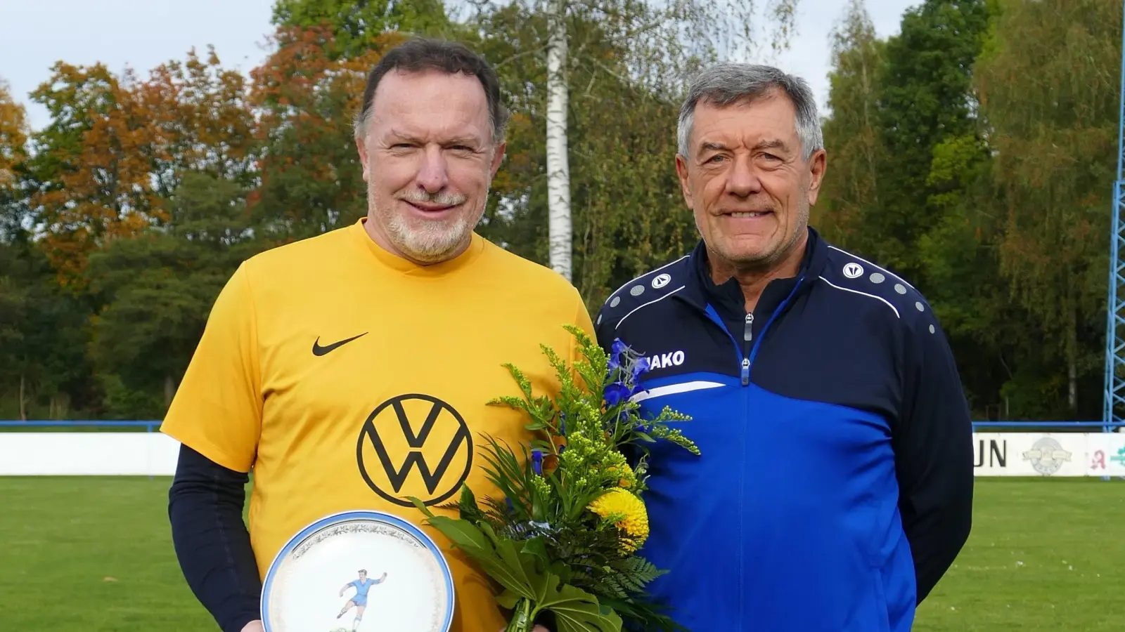 AH-Leiter Hasler übergibt einen Blumenstrauß und Vereinsteller  (Bild: Maria Hasler)