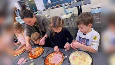 Kinder des Johanniter-Kinderhauses Conrad backen Pizza  (Bild: Kerstin Tapparelli )