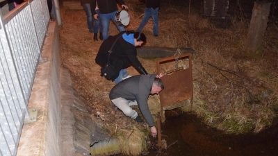 Ins kalte Wasser des „Floderbochs” tauchte so manches Mitglied des VFV seinen Geldbeutel, um die bösen Geister daraus zu vertreiben. (Bild: Tanja Pflaum)