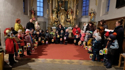 Flosser Kinder „Unterm Regenbogen“ feiern Martinstag (Bild: Fred Lehner)