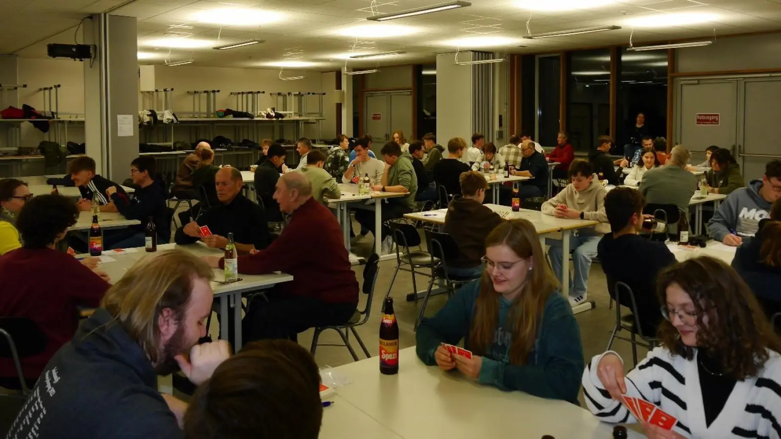 Gut besucht war der Preisschafkopf am Stiftland-Gymnasium (Bild: Jasmin Schneider)