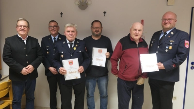 Langjährige Mitglieder wurden bei der Jahreshauptversammlung der Gailoher Feuerwehr geehrt. Von links 2. Bürgermeister Martin Preuss, 1. Kommandant Thimo Höcherl, den die Wehr zum Hauptlöschmeister beförderte, Johann Gehring (60 Jahre Vereinsmitglied), Robert Fetterle (25 Jahre), Ehrenkommandant Michael Graf (60 Jahre) und 1. Vorstand Martin Heindl. Nicht mit auf dem Bild aber geehrt: Josef Strobl (60 Jahre), Wolfgang Rupprecht (40 Jahre) und Ralf Kuhn (25 Jahre). (Bild: Hubert Uschald)