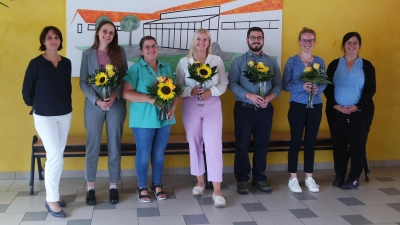 v. l. Rektorin Christine Losch mit den neuen Lehrkräften Sophie Würth, Theresia Rankl, Lisa Saradeth, Fabian Götz, Barbara Berckmüller und Sandra Albrecht (Bild: Karin Ries)