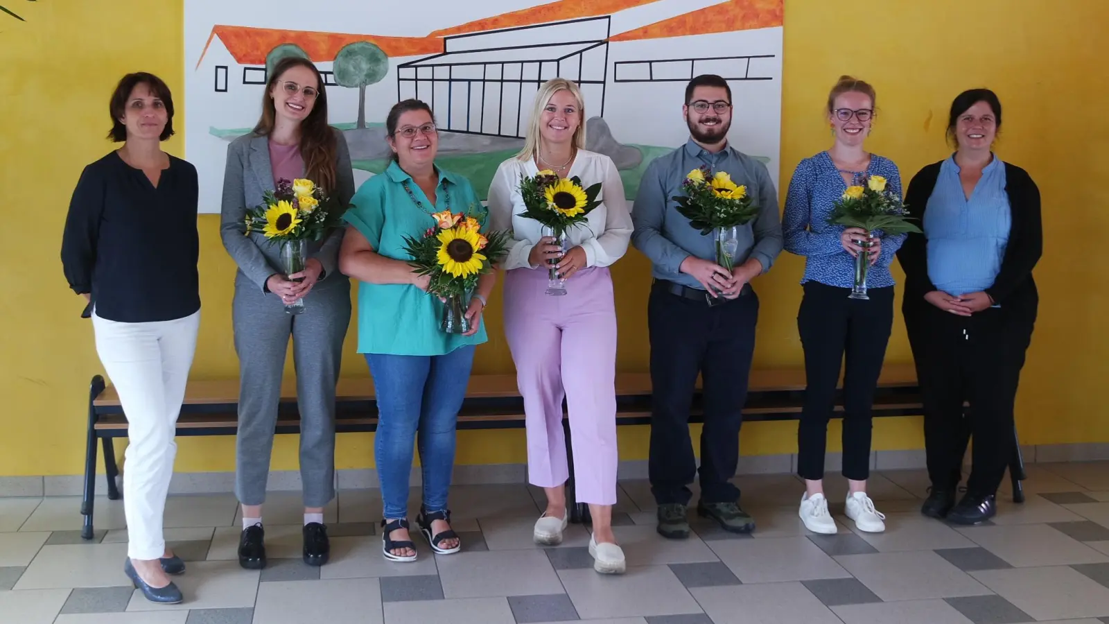 v. l. Rektorin Christine Losch mit den neuen Lehrkräften Sophie Würth, Theresia Rankl, Lisa Saradeth, Fabian Götz, Barbara Berckmüller und Sandra Albrecht (Bild: Karin Ries)