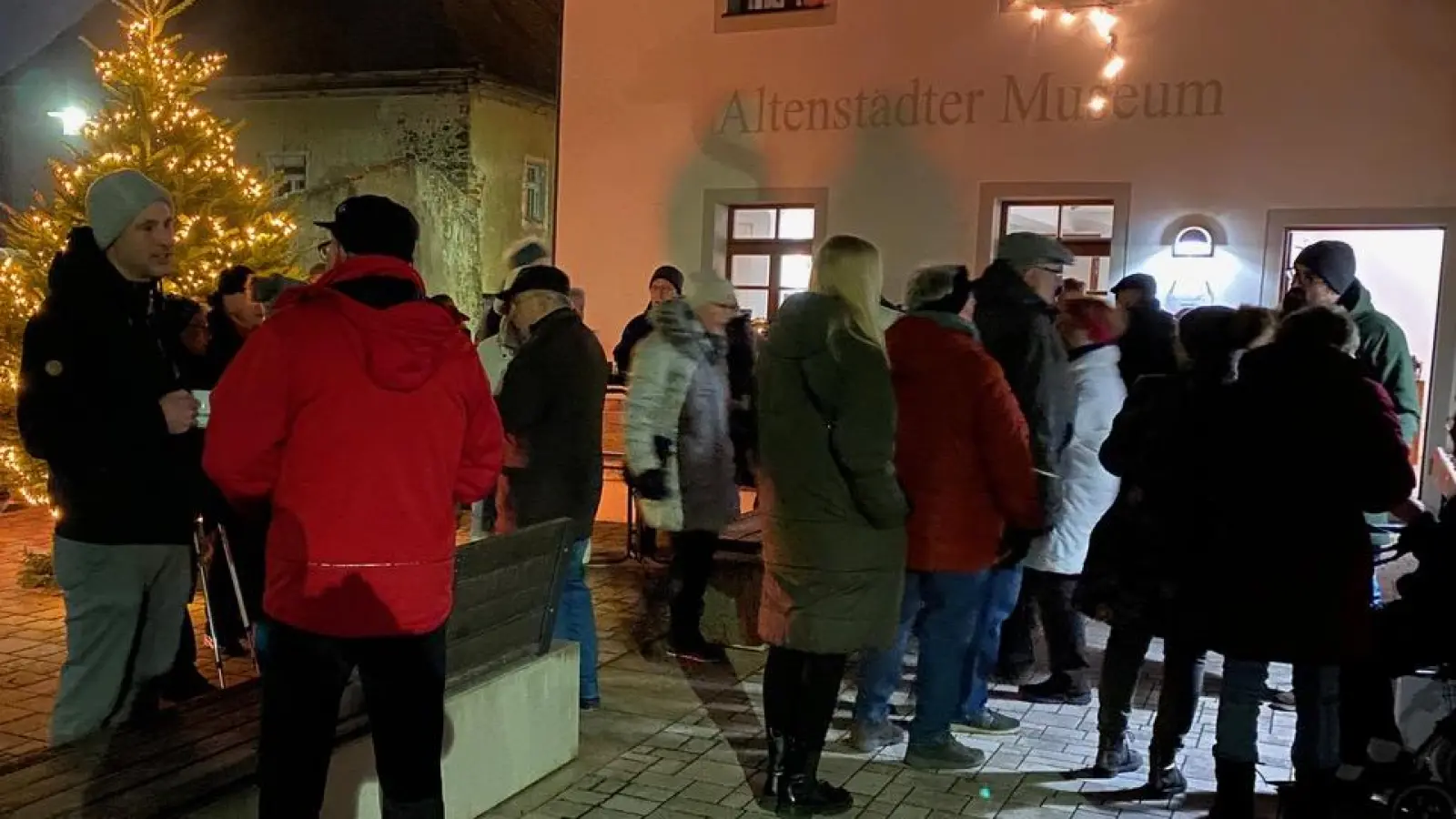 Viele Besucher kamen zum Adventsstammtisch des Heimatverein vors Museum (Bild: Ralph Bauer)