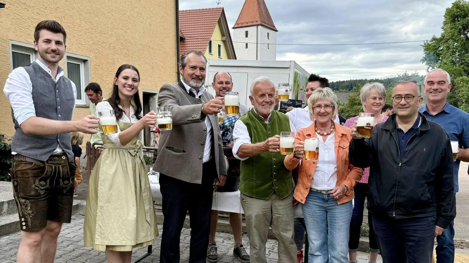 Die beiden Landjugend-Vorsitzenden Thomas Flierl und Petra Schönberger zusammen mit Bürgermeister Frank Zeitler (von links), weitere Nabburger Stadträten zusammen mit dem französische Gast Jacques Breillat (vorne rechts) nach dem Bieranstich.  (Bild: Petra Schönberger)