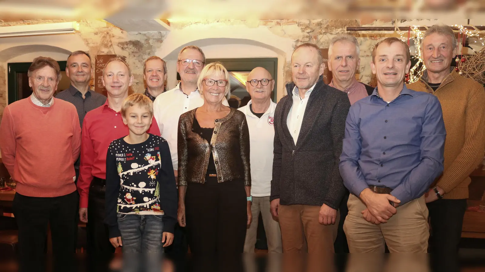 Bei der Trimm-Dich-Gruppe werden Sportabzeichen verliehen und langjährige Mitglieder ausgezeichnet. Das Bild zeigt (von links): Konrad Mauderer, Alois Gsödl, Andreas Matzke, Willi Schießl, Matthias Kiener, Helmut Lindner Sabine Wirth, Norman Bauer, Heribert Schießl, Hans Hauser, Max Wiederer und Alfons Ederer.<br> (Bild: ´Trimm-Dich-Gruppe/exb)