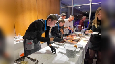 Die Schüler der Hotel- und Tourismusmanagementschule aus Wiesau bei der Ausgabe der Karpfenburger bei der Sternstundengala in Nürnberg.  (Bild: Stefan Staufer/exb)