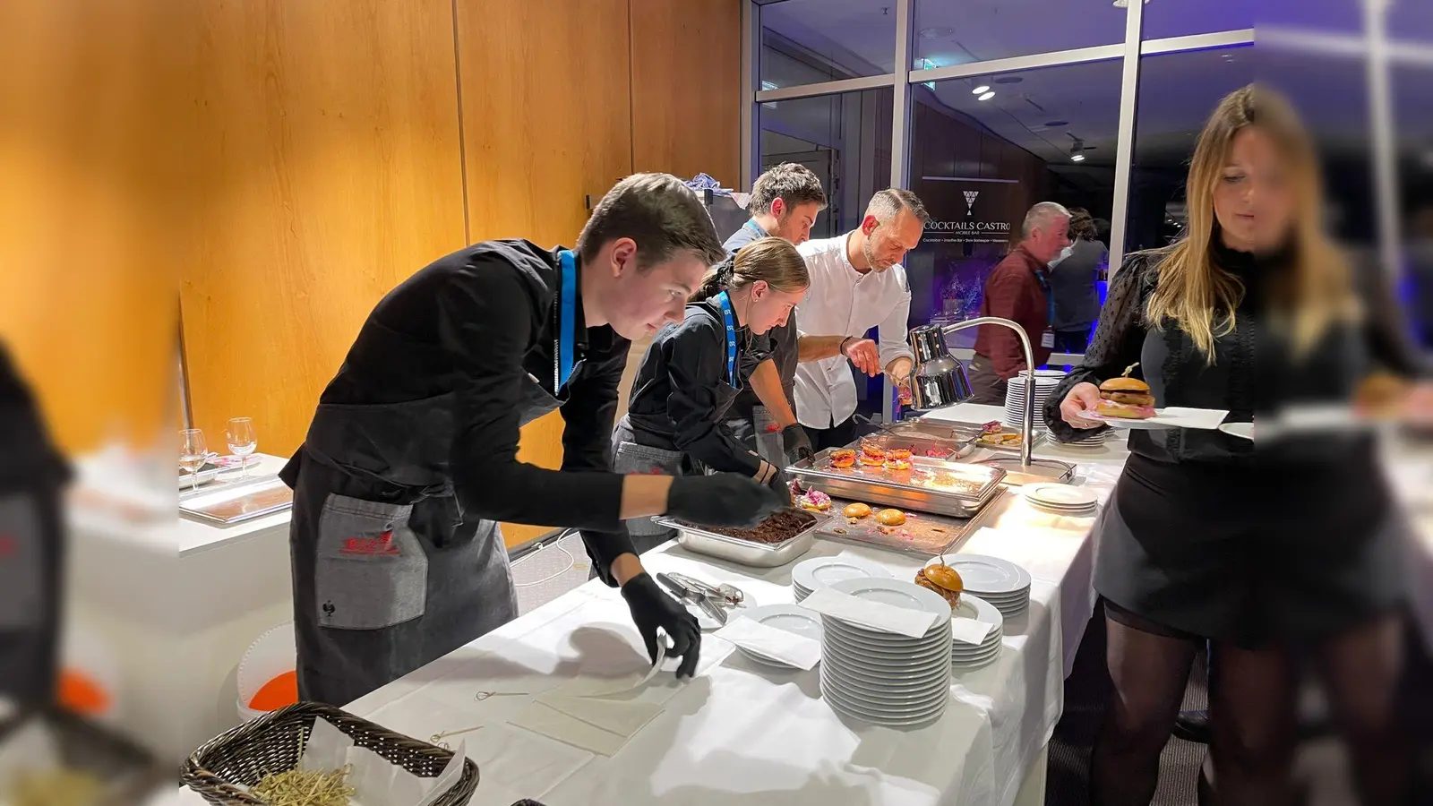 Die Schüler der Hotel- und Tourismusmanagementschule aus Wiesau bei der Ausgabe der Karpfenburger bei der Sternstundengala in Nürnberg.  (Bild: Stefan Staufer/exb)