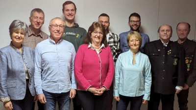 Ehrungen beim Schützenverein Edelweiß Obersdorf: Von links Dritte Bürgermeisterin Hildegard Geismann, Anton Stümpfl, Richard Beer, Jonas Frischholz, Petra Grünwald, Mathias Reif, Anita Himmelhuber, Roland Reif, Georg Hausmann und Gauschützenmeister Werner Wendl. <br> (Bild: E. Himmelhuber/exb)