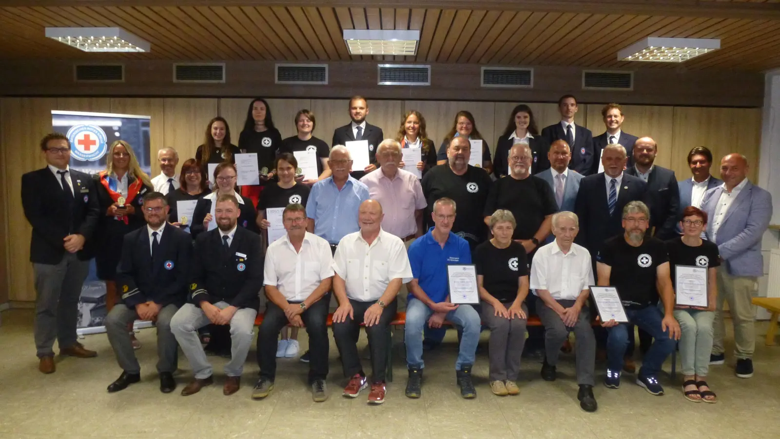 Die geehrten Mitglieder der BRK-Wasserwacht-Ortsgruppe. Vorne sitzend von links Vorsitzender Martin Tafelmeyer und Technischer Leiter Thomas Heibl. Ihnen gratulierten die Vertreter von Landkreis, Gemeinden und BRK-Kreisverband. (Bild: Siegfried Bock)