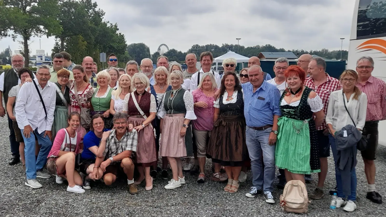 Fröhlich und gut gelaunt stellen sich die Festbesucher dem Fotografen, im Hintergrund das Riesenrad auf dem Gelände am Hagen in Straubing. (Bild: Jürgen Delle)