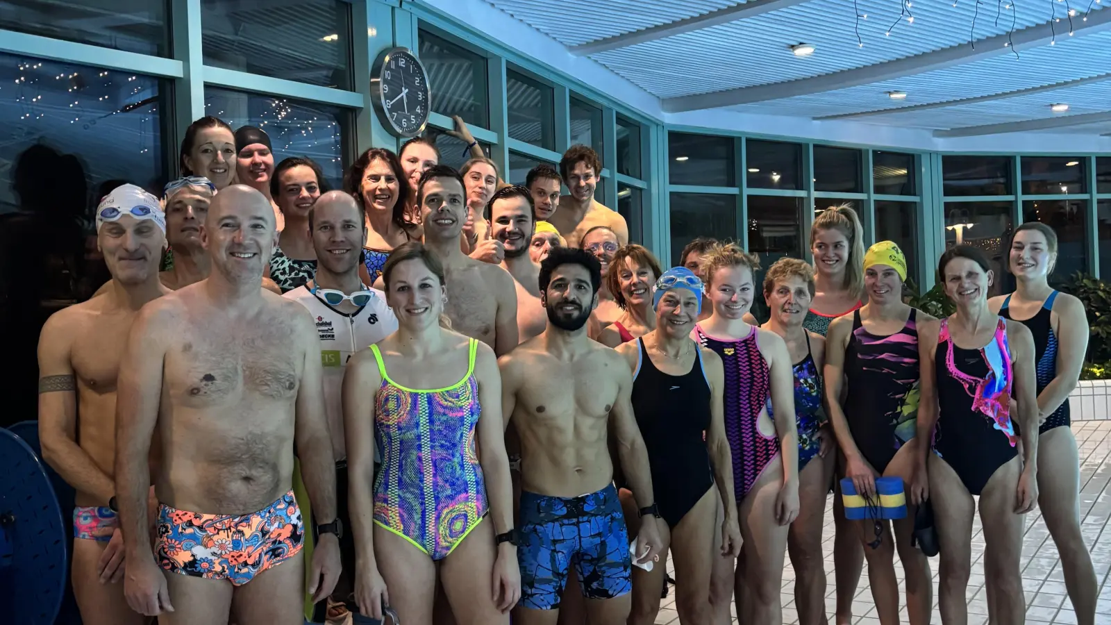 Die Sportler freuen sich auf die nasse Trainingseinheit: 50 x 100 m.  (Bild: Laura Biehler )