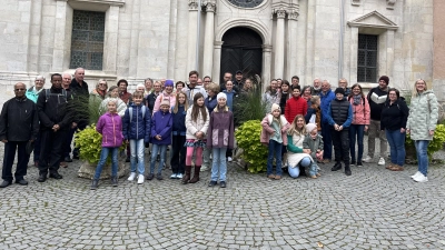 Die Reisegruppe aus Hohenkemnath, links die beiden Geistlichen Pfarrer Josef und Pater John, rechts Marion Baumer. (Bild:  Thomas Baumer)