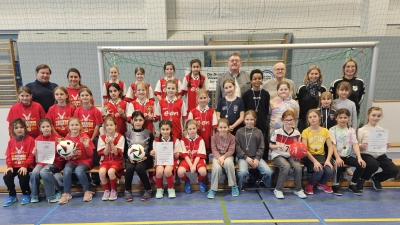 Die drei Mädchen-Mannschaften der Hallen-Fußball-Landkreismeisterschaft der Grundschulen von links: 1. Ursensollen, 2. Vilseck und 3. Poppenricht mit (hinten von links) Oliver Döllinger und Marie-Theres Mühlbauer, Bürgermeister Hans-Martin Schertl, Mädchen-Fußball-Obmann Karl Heinz Grollmisch sowie Susanne Engelhardt und Rektorin Janina Schmidt (beide Poppenricht). (Bild: Karl Heinz Grollmisch)