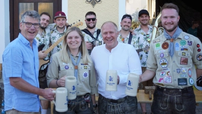 Bieranstich (von links nach rechts) Anton Bruckmüller, Kim Ruhnau, Marcus Eichenmüller, Moritz Heldmann. Im Hintergrund die Band „youngzoigl”. (Bild: Miriam Birzer )
