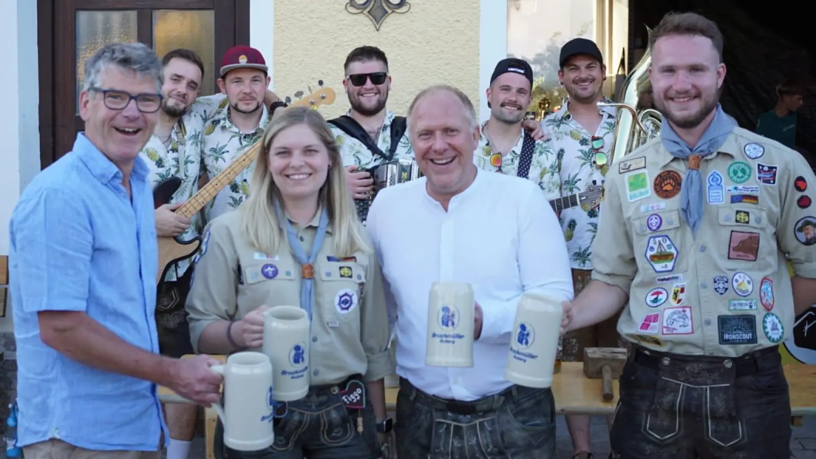 Bieranstich (von links nach rechts) Anton Bruckmüller, Kim Ruhnau, Marcus Eichenmüller, Moritz Heldmann. Im Hintergrund die Band „youngzoigl”. (Bild: Miriam Birzer )