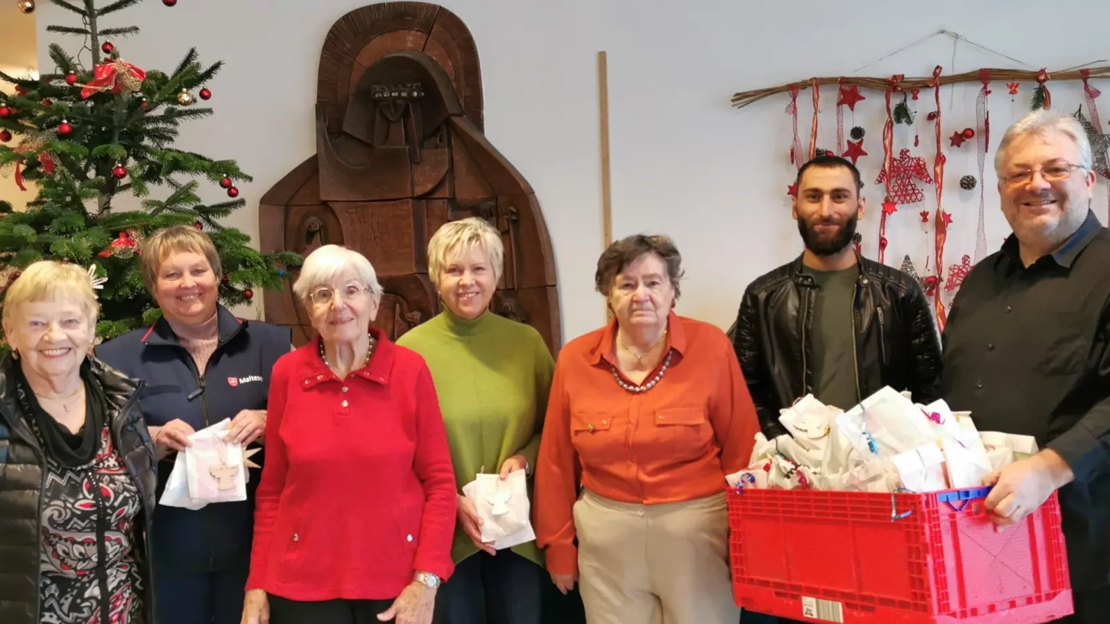 Astrid Knab von den Maltesern (Zweite von links) überbrachte mit Ehrenamtlichen im Caritas-Altenheim selbstgebastelte Geschenke an die Bewohnervertretung und Heimleiter Carsten-Armin Jakimowicz (rechts). (Bild: Andreas Felber/Caritas/exb)