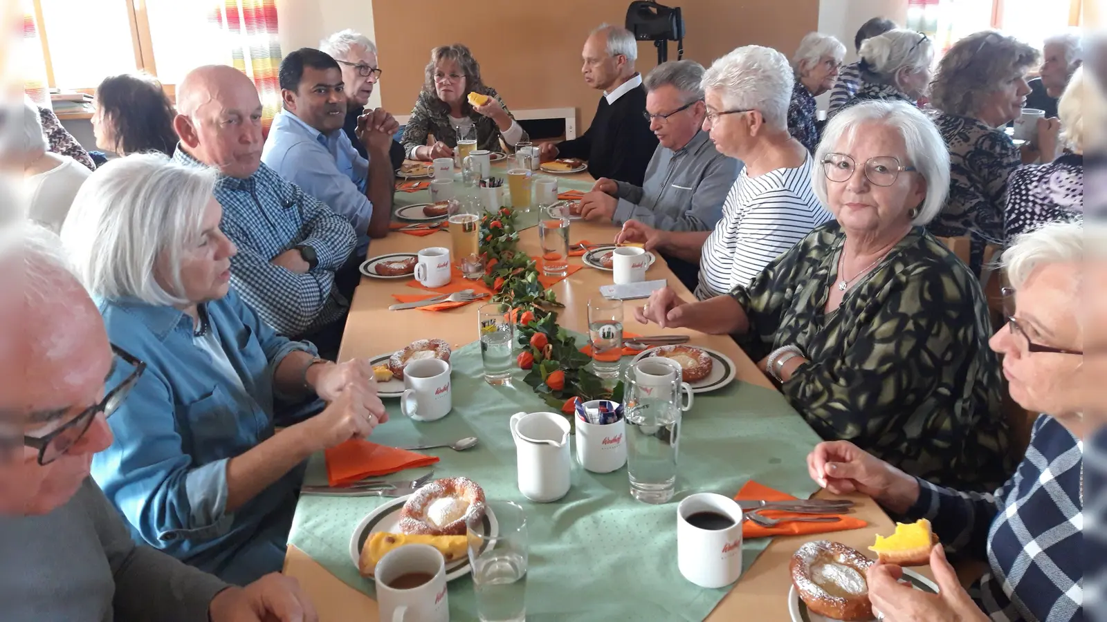 Die Senioren sorgen für einen gelungenen Kirchweihauftakt. Da fühlen sich auch die beiden Geistlichen wohl. (Bild: Christine Sternkopf)