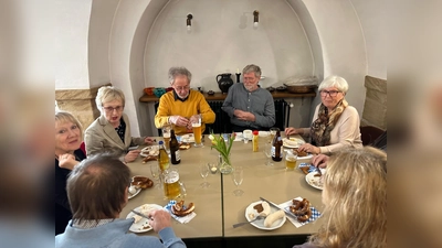 Die sonst immer ehrenamtlich helfen, waren diesmal zu einem kleinen Dankeschön bei der Paulanergemeinde eingeladen. (Bild: Joachim v. Kölichen/exb)