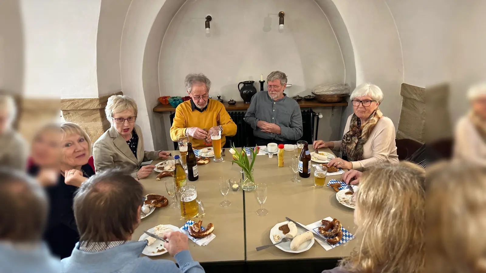 Die sonst immer ehrenamtlich helfen, waren diesmal zu einem kleinen Dankeschön bei der Paulanergemeinde eingeladen. (Bild: Joachim v. Kölichen/exb)