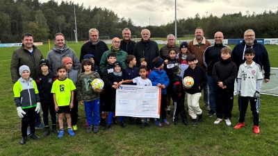 Spendenübergabe an VfB Weiden (Bild: Maria Sponsel)